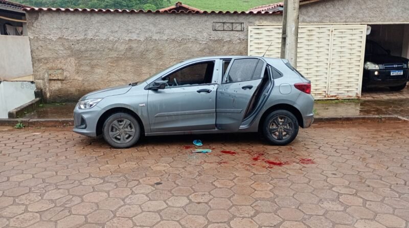 Homicídio tentado em João Monlevade na tarde de hoje, foram mais de 20 disparos, sangue pelo chão (ocorrência em andamento)