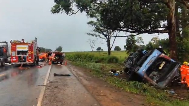 Patos de Minas: capotamento de ônibus de turismo na BR-365, subiu para 5 o número vítimas mortas e 19 em estado grave