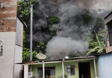 INCÊNDIO EM CONJUNTO DE PNEUS ÀS MARGENS DE CÓRREGO
