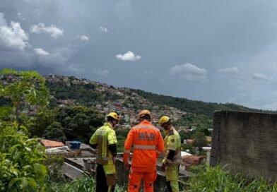 BELO HORIZONTE: CORPO DE BOMBEIROS ATENDE OCORRÊNCIA DE HOMEM ENTERRADO EM COVA RASA NA MANHÃ DE HOJE