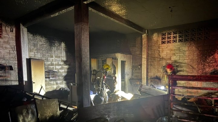 Corpo de Bombeiros Controla Incêndio em estabelecimento comercial, no granjeamento no  Distrito de Dias Tavares, em Juiz de Fora