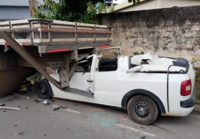 DIVINÓPOLIS: CARRO ENTROU DEBAIXO DE CAMINHÃO EM AVENIDA DE DIVINÓPOLIS E MOTORISTA PRESO ÀS FERRAGENS (VÍDEO)