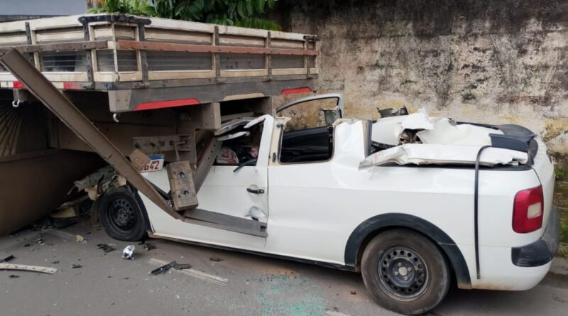 DIVINÓPOLIS: CARRO ENTROU DEBAIXO DE CAMINHÃO EM AVENIDA DE DIVINÓPOLIS E MOTORISTA PRESO ÀS FERRAGENS (VÍDEO)