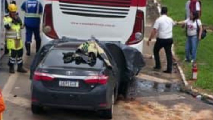 COLISÃO ENTRE CARRO E ÔNIBUS DEIXA UMA VÍTIMA FATAL E UMA GRAVEMENTE FERIDA NA BR-262