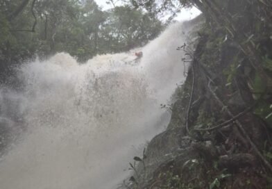 MINAS GERAIS: VOLUME DE ÁGUA EM QUEDA DE CACHOEIRA AUMENTA E PROVACA A MORTE DE HOMEM QUE FAZIA RAPEL