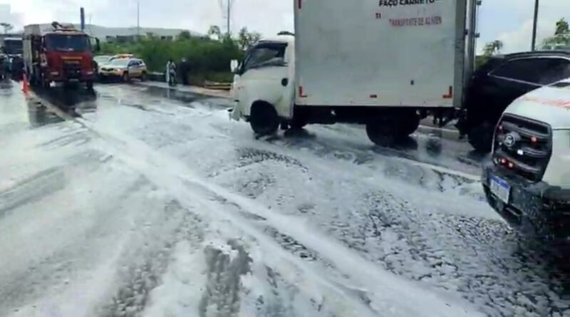 Vespasiano: Choque de caminhão contra guard rail seguido de engavetamento de veículos de passeio na tarde de hoje