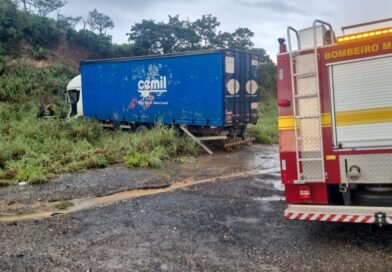CORPO DE BOMBEIROS MILITAR  ATENDE OCORRÊNCIA DE COLISÃO ENTRE CAMINHÃO/CARRETA NA BR-251EM FRANCISCO SÁ