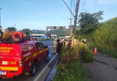 Ipatinga: Choque de veículo contra poste seguido de incêndio com vítima fatal presa às ferragens na Avenida Pedro Linhares, Bairro Horto