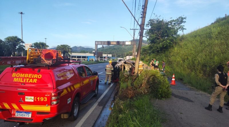 Ipatinga: Choque de veículo contra poste seguido de incêndio com vítima fatal presa às ferragens na Avenida Pedro Linhares, Bairro Horto