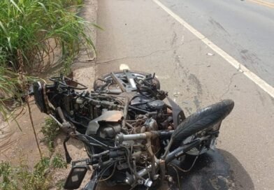 OURO PRETO: BOMBEIROS ATENDEM OCORRÊNCIA DE COLISÃO ENTRE CARRETA E MOTO, MOTOCICLISTA FICOU GRAVEMENTE FERIDO
