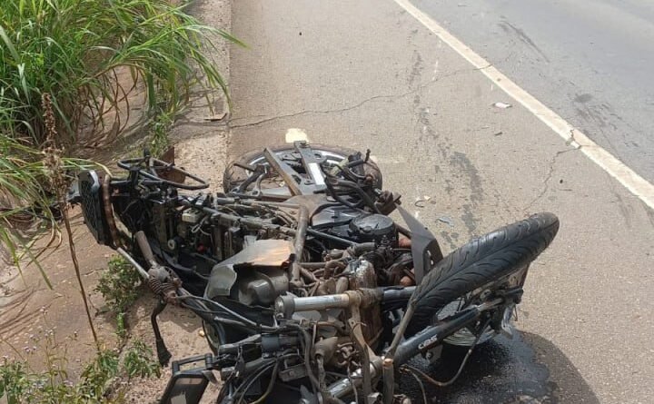 OURO PRETO: BOMBEIROS ATENDEM OCORRÊNCIA DE COLISÃO ENTRE CARRETA E MOTO, MOTOCICLISTA FICOU GRAVEMENTE FERIDO