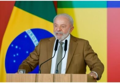 “Evitar que os efeitos das guerras cheguem ao povo brasileiro”, diz Lula ao assinar medidas para proteger população da alta do petróleo