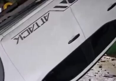 MULHER CHEIA NA “CACHAÇA” PERDE O CONTROLE DO CARRO E VEÍCULO CAI DENTRO DE UMEI NO BAIRRO JARDIM MONTANHÊS (ASSISTA O VÍDEO)