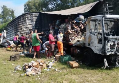 SABARÁ: BOMBEIROS COMBATEM INCÊNDIO EM CAMINHÃO NA BR-381