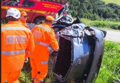 Minas Gerais: Capotamento de veículo com vitima presa às ferragens.