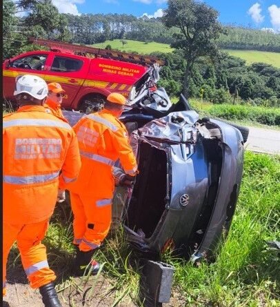 Minas Gerais: Capotamento de veículo com vitima presa às ferragens.