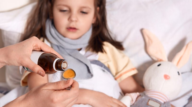 Descubra os riscos do uso recorrente de antibióticos na infância