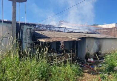 BOMBEIROS COMBATEM INCÊNDIO EM RESIDÊNCIA EM ARAGUARI