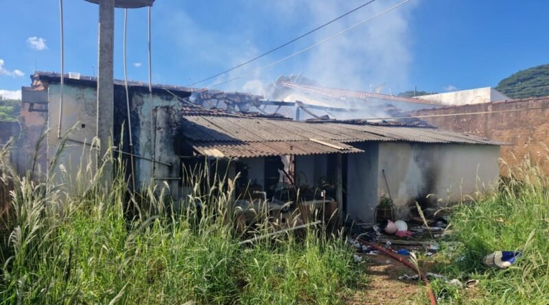 BOMBEIROS COMBATEM INCÊNDIO EM RESIDÊNCIA EM ARAGUARI