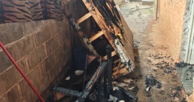 BARBACENA: Corpo de Bombeiros combate incêndio em residência abandonada