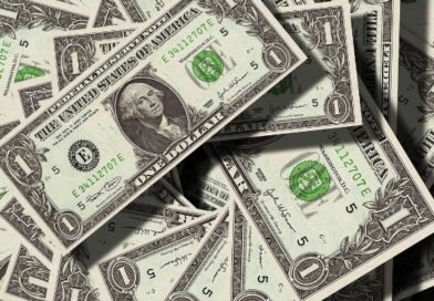 Dólar atinge menor patamar desde 2024 e Ibovespa renova recorde