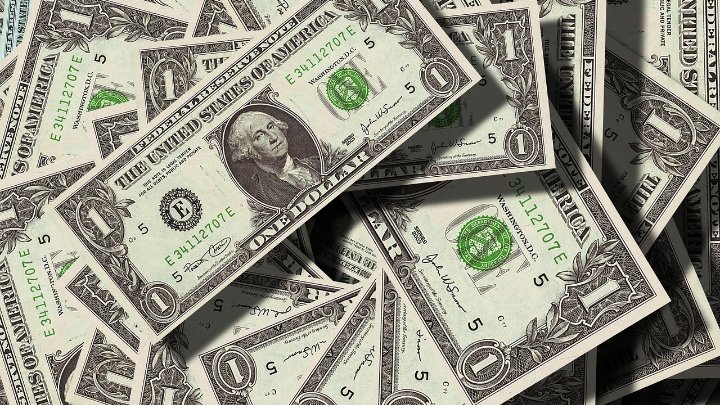 Dólar atinge menor patamar desde 2024 e Ibovespa renova recorde
