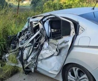Manhuaçu: Colisão frontal entre carro e caminhão com vítima fatal presa às ferragens