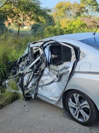 Manhuaçu: Colisão frontal entre carro e caminhão com vítima fatal presa às ferragens