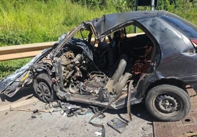 Formiga: Colisão frontal entre automóvel de passeio e caminhão, com vítima fatal presa às ferragens