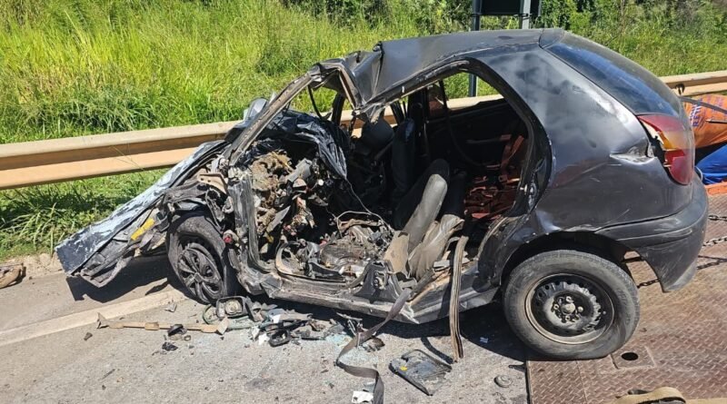 Formiga: Colisão frontal entre automóvel de passeio e caminhão, com vítima fatal presa às ferragens