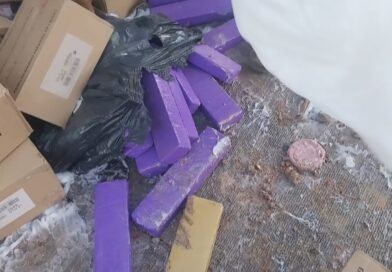 Carreta carregada de maconha tombou na BR-381, e a galera do saque fez a festa