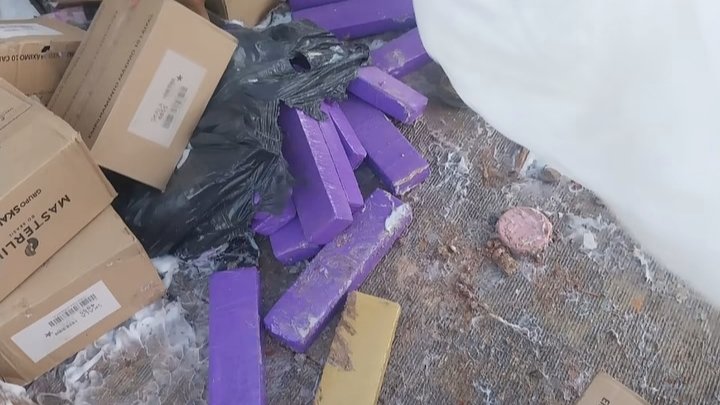 Carreta carregada de maconha tombou na BR-381, e a galera do saque fez a festa