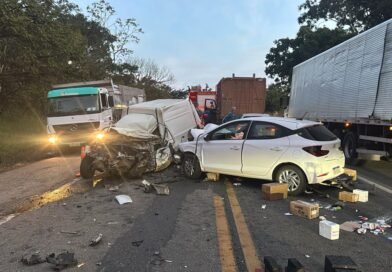 ITAPECERICA: COLISÃO ENTRE TRÊS CARROS E DOIS CAMINHÕES DEIXA UMA VÍTIMA FATAL