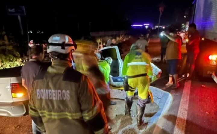 Colisão entre veículos na MG-455, na noite de hoje, um dos condutores foi socorrido em estado grave
