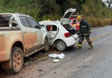 Entre Campo Belo e Cana Verde, choque entre ônibus, carro e caminhonete com vítima presa às ferragens