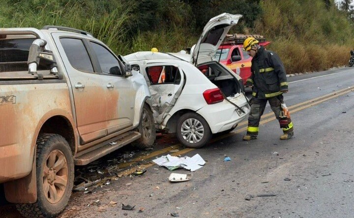 Entre Campo Belo e Cana Verde, choque entre ônibus, carro e caminhonete com vítima presa às ferragens