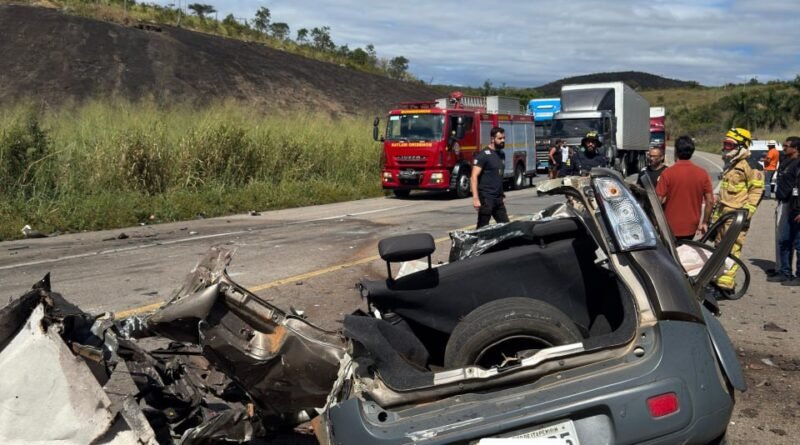 ACIDENTE ENTRE CARRETA E CARRO DE PASSEIO DEIXA UMA VÍTIMA FATAL NA BR-116, NA TARDE DE HOJE