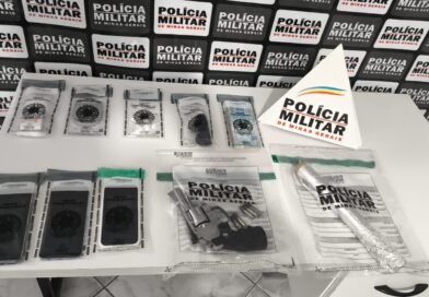 SANTA RITA DE MINAS – POLÍCIA MILITAR PRENDE HOMEM POR TRÁFICO DE DROGAS E APREENDE ENTORPECENTES, DINHEIRO E SIMULACRO DE ARMA DE FOGO