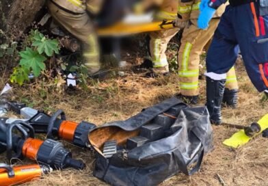 SÃO JOÃO DEL-REI: Bombeiros atendem ocorrência de acidente automobilístico com vítima presa às ferragens