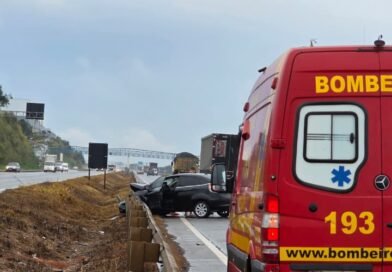 CBMMG atende colisão entre automóvel e caminhão durante chuva na BR-262, em Nova Serrana