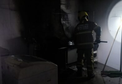 CORPO DE BOMBEIROS COMBATE INCÊNDIO EM RESIDÊNCIA EM PIUMHI
