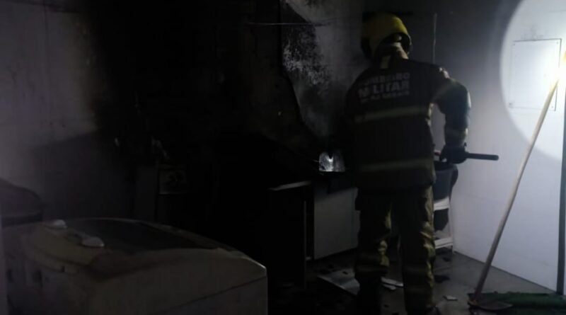 CORPO DE BOMBEIROS COMBATE INCÊNDIO EM RESIDÊNCIA EM PIUMHI