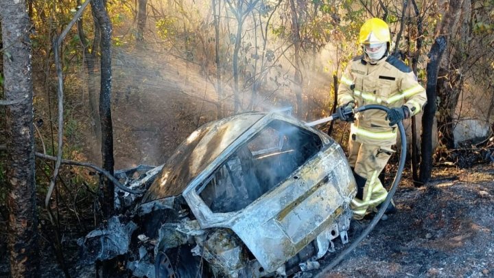 ENGENHEIRO NAVARRO: BOMBEIROS DE BOCAIÚVA ATENDEM OCORRÊNCIA DE INCÊNDIO EM VEÍCULO AUTOMOTOR NA MGC-135 UM HOMEM MORREU NO LOCAL