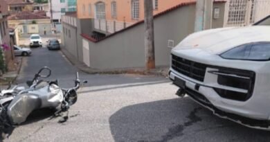 Acidente: motocicleta contra veículo Porsche foi registrado em João Monlevade, duas vítimas ficaram feridas
