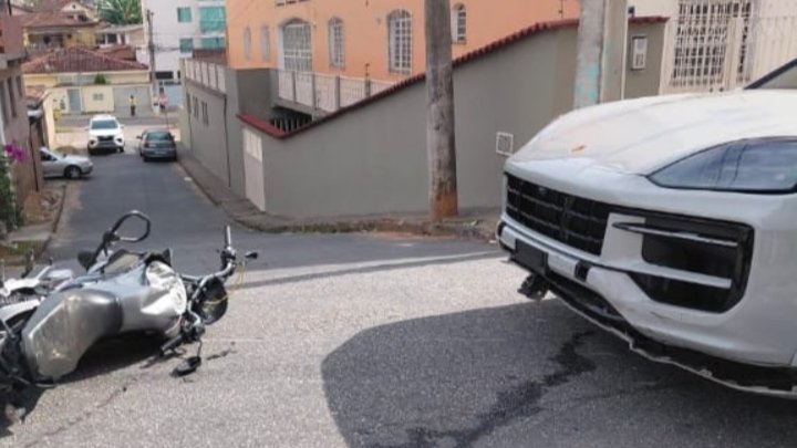 Acidente: motocicleta contra veículo Porsche foi registrado em João Monlevade, duas vítimas ficaram feridas