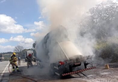 BOMBEIROS COMBATEM INCÊNDIO EM CARROCERIA DE CARRETA NA MG-050