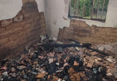BOMBEIROS COMBATEM INCÊNDIO EM RESIDÊNCIA NA CIDADE DE IBERTIOGA