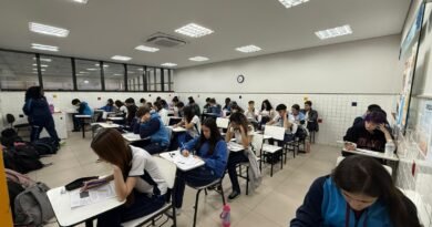 Um ano sem celular nas escolas traz de volta o debate sobre aprendizagem e convivência Um ano sem celular nas escolas traz de volta o debate sobre aprendizagem e convivência