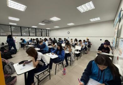 Um ano sem celular nas escolas traz de volta o debate sobre aprendizagem e convivência