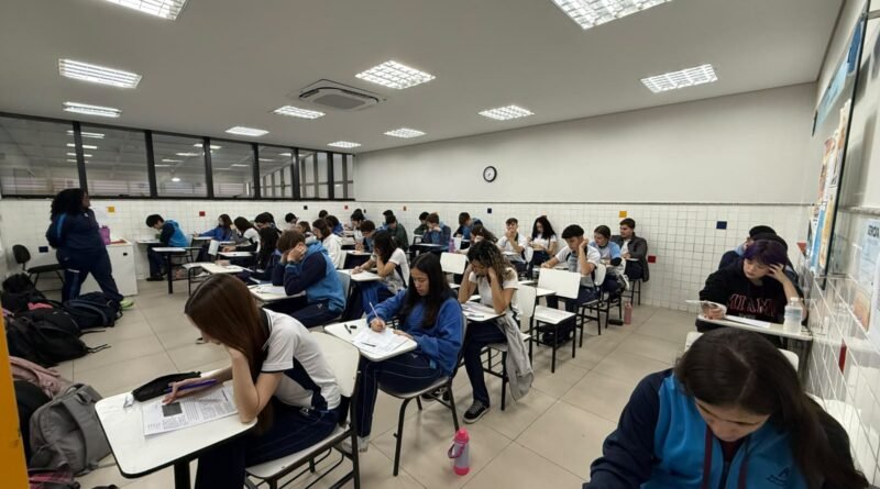 Um ano sem celular nas escolas traz de volta o debate sobre aprendizagem e convivência